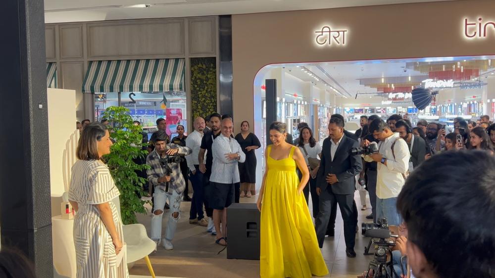 mom-to-be-deepika-padukone-arrives-at-an-event-in-mumbai-flaunting-her-baby-bump